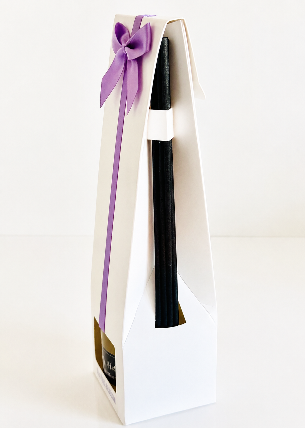 DIFFUSER GIFT WHITE BOX with a purple ribbon on a white background